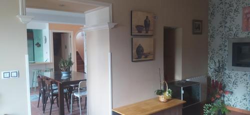 uma cozinha e sala de jantar com um frigorífico e uma mesa em VILLA ELSA em Foz
