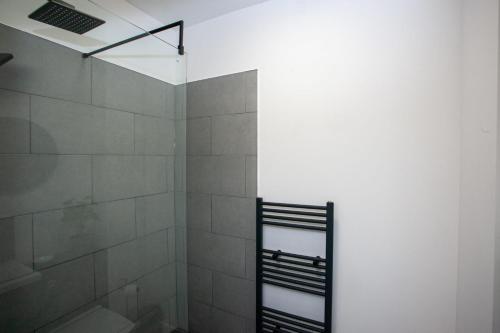 Modern 2 Bedroom Apartment in Bolton في بولتون: حمام مع دش مع باب زجاجي