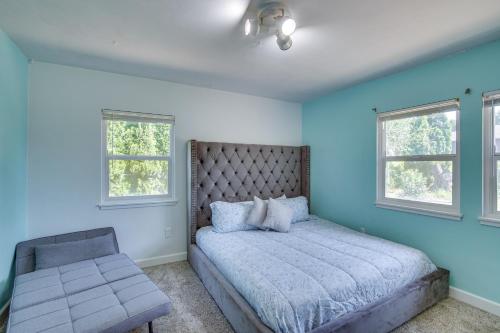 a bedroom with blue walls and a bed and a chair at Yakima Home Rental Seasonal Outdoor Pool, Hot Tub in Yakima
