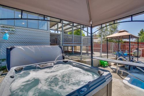 Gallery image of Yakima Home Rental Seasonal Outdoor Pool, Hot Tub in Yakima