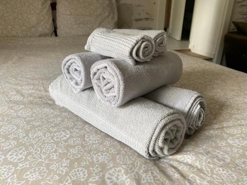 une pile de serviettes posée sur un lit dans l'établissement La Douce Angevine - La Perruche - Proche centre, à Angers