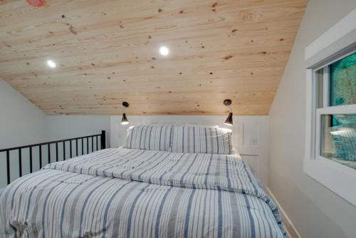 1 dormitorio con 1 cama con techo de madera en 6 Pine Luxury Treehouse near Lake Guntersville en Scottsboro