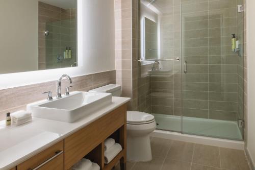 een badkamer met een wastafel, een toilet en een douche bij Element San Jose Milpitas in Milpitas