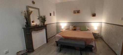 een slaapkamer met een bed met twee verlichting bij RIVE DE SAÔNE 75m2.P'tit dej.Agréable & spacieux. in Chalon-sur-Saône