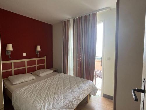 une chambre avec un lit et une grande fenêtre dans l'établissement Cap Esterel: Duplex 3P, Terrasse, Solarium, Piscine Accès, 6 pers - FR-1-504-668, à Saint-Raphaël