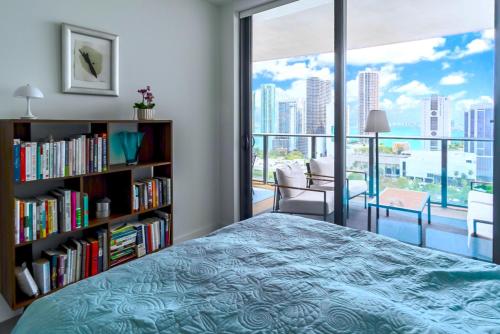 - une chambre avec un lit et une étagère avec des livres dans l'établissement Lunabase Remote Life Dream, à Miami