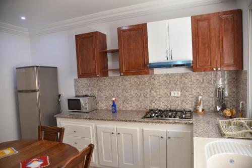Appartements neufs et modernes entre ter et merにあるキッチンまたは簡易キッチン