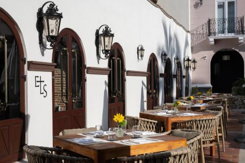 Un restaurante o sitio para comer en Hotel La Compañía Casco Antiguo