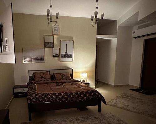 ein Schlafzimmer mit einem großen Bett in einem Zimmer in der Unterkunft Studio FLAT in Ajman in Ajman 