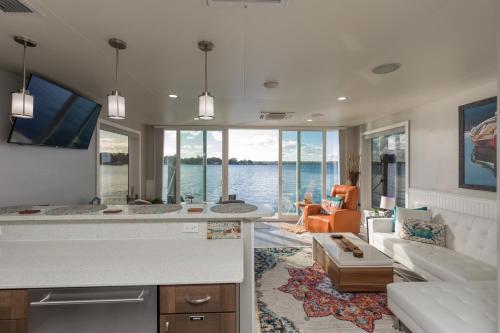 eine Küche und ein Wohnzimmer mit Blick auf das Wasser in der Unterkunft New Floating Luxury: Unique Houseboat Retreat in Fleming Island