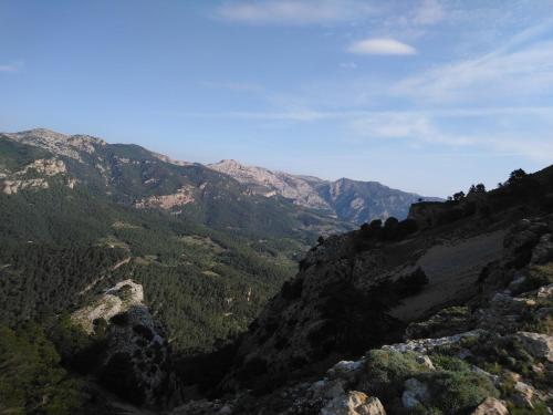 a view of a mountain with trees and mountains at Cal Vientos in Paúls