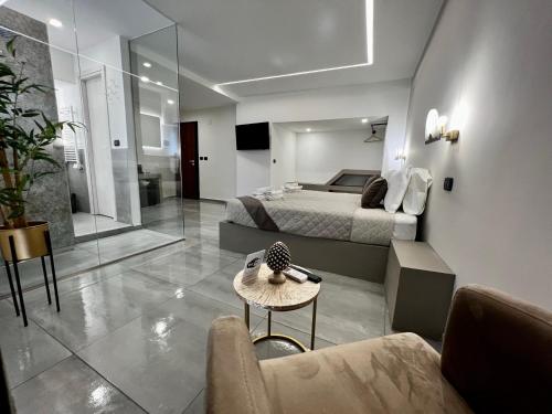 um quarto de hotel com uma cama e uma sala de estar em Palermo Inn Boutique em Palermo