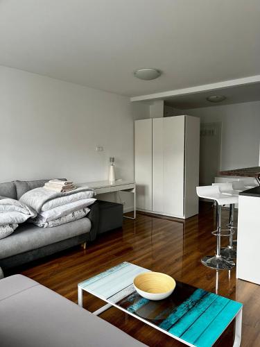 - un salon avec un canapé et une table dans l'établissement Apartament Pod Kamienną Górą XII, à Gdynia