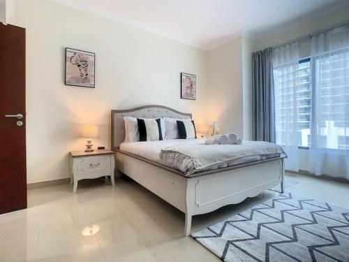 Habitación blanca con cama y ventana en Key View - Time place en Dubái