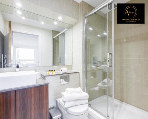 Bathroom sa 3 Bed Apartment by AV Stays Short Lets Canary Wharf