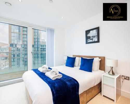 Kama o mga kama sa kuwarto sa 3 Bed Apartment by AV Stays Short Lets Canary Wharf