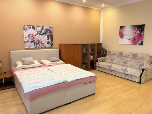 ein Schlafzimmer mit einem Bett und einem Sofa in der Unterkunft Holičák in Olomouc