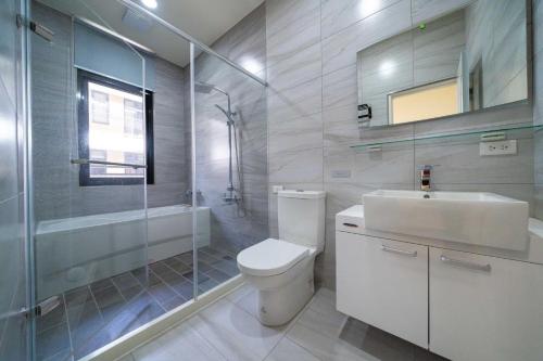 een badkamer met een toilet, een wastafel en een douche bij 路邊覓宿 in Guilin