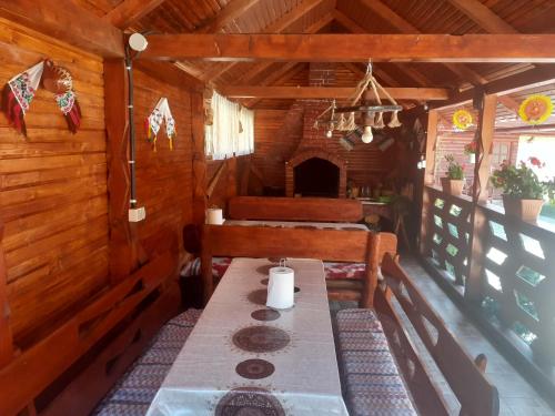 a dining room with a table in a cabin at Casa ALINA ȘI ANDREEA in Arieşeni