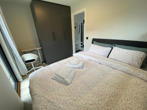 オルカンゲルにあるChalet Orkanger cozy central uniqueのベッドルーム1室(ベッド1台、タオル2枚付)