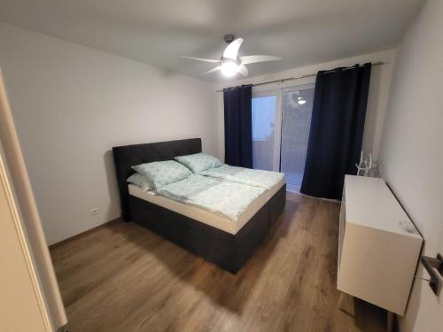 מיטה או מיטות בחדר ב-2 room Apartment, with terrace, Rovinka 203