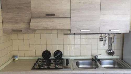 een aanrecht met een wastafel en een fornuis bij Casa Levante Gallipoli in Gallipoli