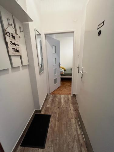 a hallway with a door leading to a bedroom at Apartmán Pod Vyhlídkou in Nové Město nad Metují