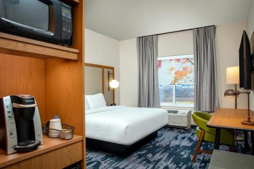 um quarto de hotel com uma cama e uma televisão em Fairfield by Marriott Inn & Suites Harrisburg West/Mechanicsburg em Mechanicsburg
