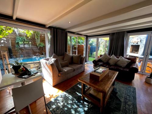 Istumisnurk majutusasutuses Modern Spacious Cottage with Hot Tub, Flora Studio