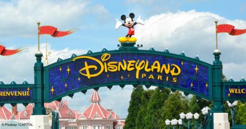 ein Disneyland-Parkschild mit Maus drauf in der Unterkunft Société Key-s/Meaux/Suite2-Rhapsody in Meaux