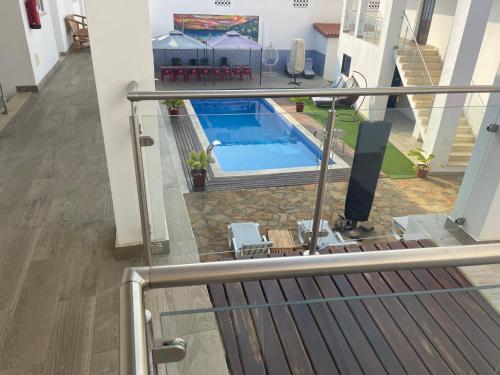 Bazén v ubytování Hotel Kenito Apartamentos T1 To T3 nebo v jeho okolí