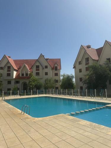 ein Pool vor einigen Apartmentgebäuden in der Unterkunft IFRANE in Ifrane