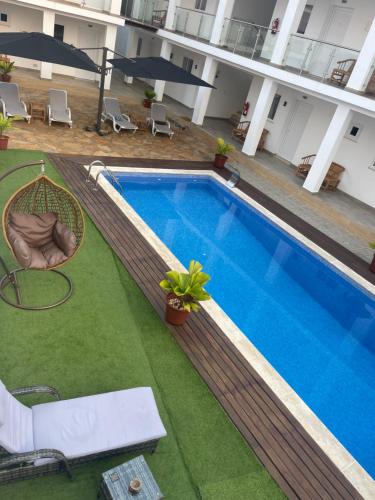 einen Blick über einen Pool in einem Gebäude in der Unterkunft Hotel Kenito Apartamentos T1 To T3 in São Tomé