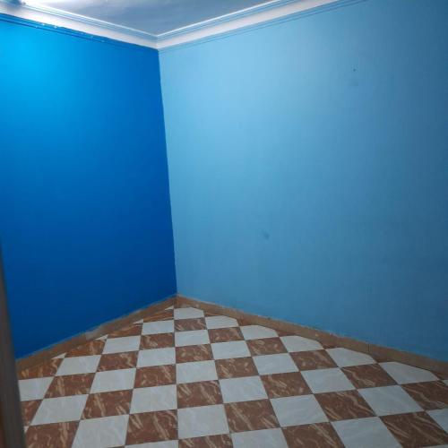 an empty room with blue walls and a checkered floor at شقه للايجار جاهزه بالكامل in Cairo