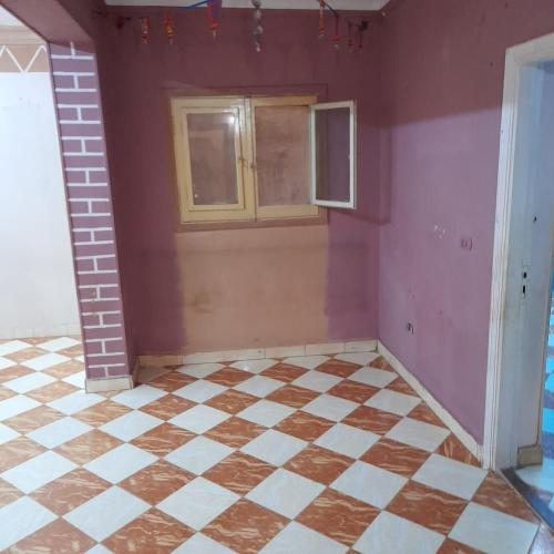 a room with a checkered floor and purple walls at شقه للايجار جاهزه بالكامل in Cairo