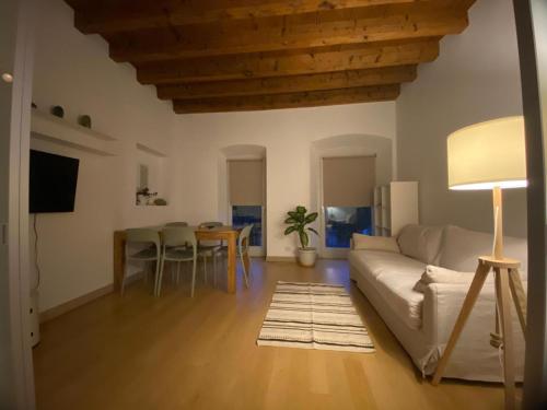 Una sala de estar con un sofá blanco y una mesa. en CASA MATIN BERGAMO, en Bérgamo