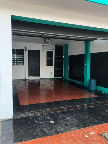 ein leeres Zimmer mit geschwungenem Boden in einem Gebäude in der Unterkunft La casa azul in Culiacán Rosales