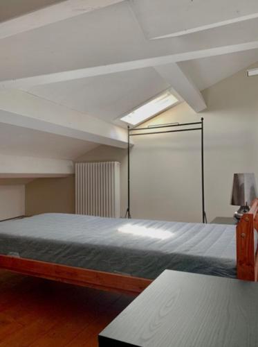 - une chambre avec un grand lit dans l'établissement Casa Mare Vacanze Viale Venezia 20 Pesaro NUOVA, à Pesaro