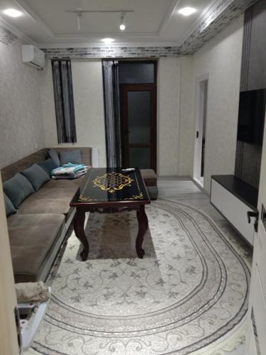 een woonkamer met een bank en een salontafel bij GREEN HAUS FOR YOU in Sergeli