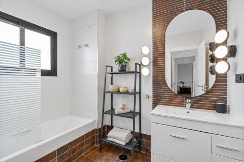 uma casa de banho com um lavatório e um espelho em Comeback Claro de Luna em Motril