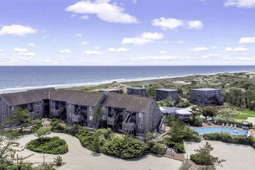 una vista aerea di un resort sull'oceano di Unit 823 Ocean Colony Beach ad Amagansett