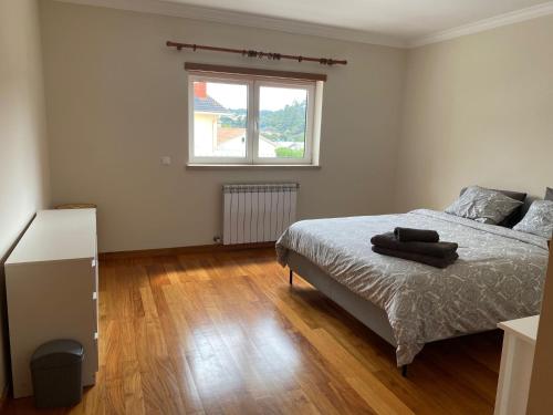 um quarto com uma cama e uma janela em Amazing Scorpion´s House Leiria em Leiria