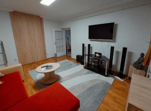 Televízia a/alebo spoločenská miestnosť v ubytovaní Rovin