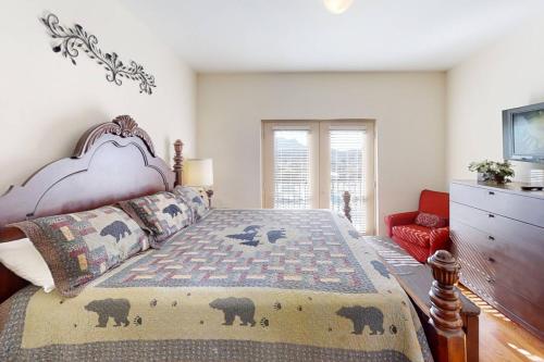 1 dormitorio con 1 cama y 1 silla roja en Simply Blessed Mountain View 1605, en Pigeon Forge