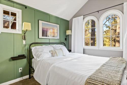 Un pat sau paturi într-o cameră la NEW Charming Bright Oak Cabin