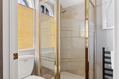 een badkamer met een toilet en een glazen douche bij NEW Charming Bright Oak Cabin in Green Valley Lake