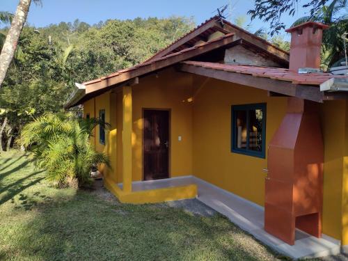 Gallery image of Casa com lindo jardim, um recanto a 100 metros da praia in Porto Belo