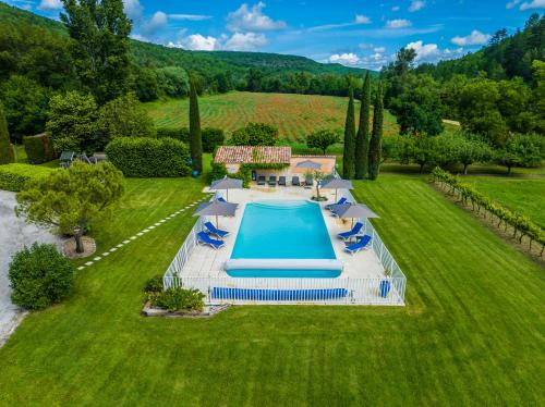 una vista aérea de una piscina en un patio en Chambre d'hôtes Alizé, Le Moulin de Prédelles en Reillanne