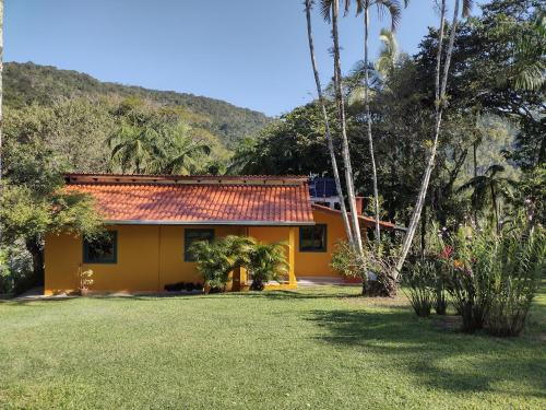 Gallery image of Casa com lindo jardim, um recanto a 100 metros da praia in Porto Belo