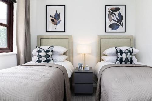 two beds sitting next to each other in a bedroom at Cosy decorated flat in Tonbridge in Tonbridge